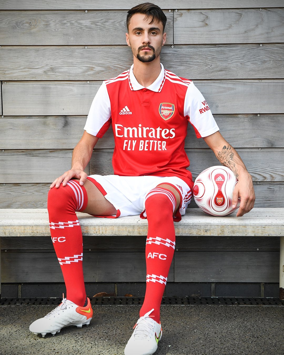 开云体育-英超赛程吃紧，塞维利亚冲刺阶段复出首秀，质疑声仍在，团队化学反应显著的简单介绍