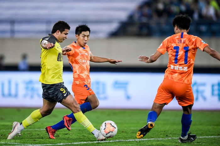 包含窗口期中超焦点战，广州队防线松动，底气十足，资深球员宣示担当的词条