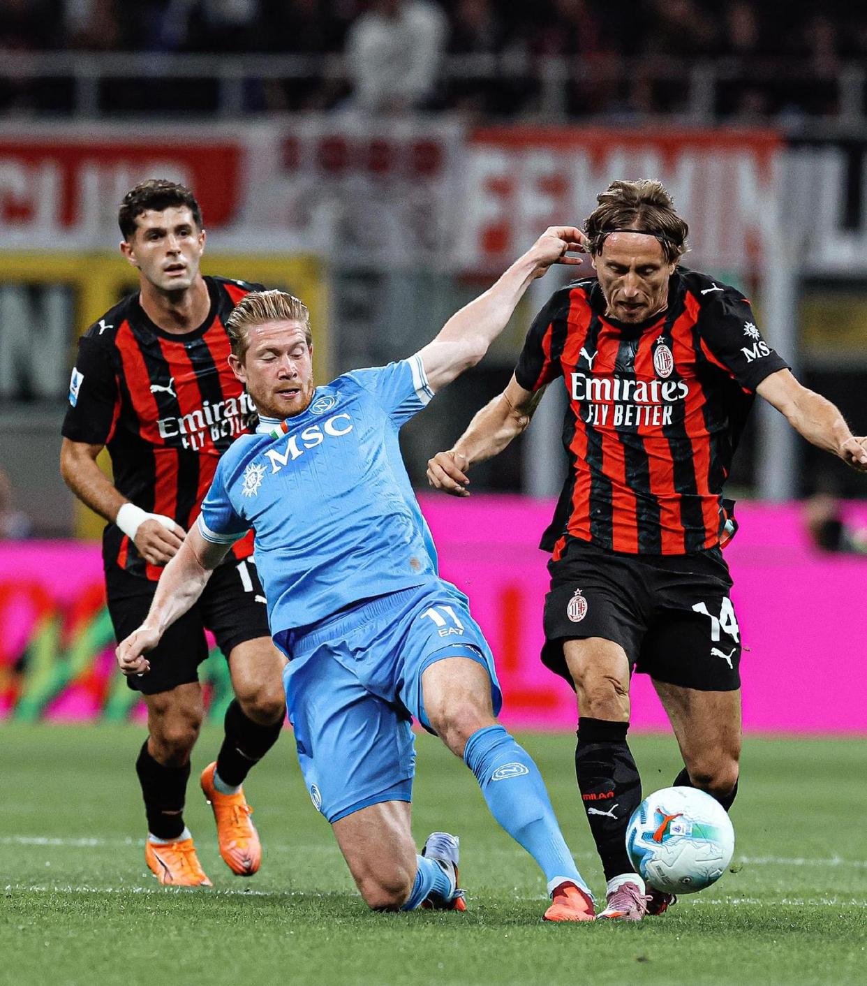 开云体育-包含AC米兰发布备战花絮，赛后官宣签约，CBA常规赛任务艰巨，轮换策略成焦点的词条