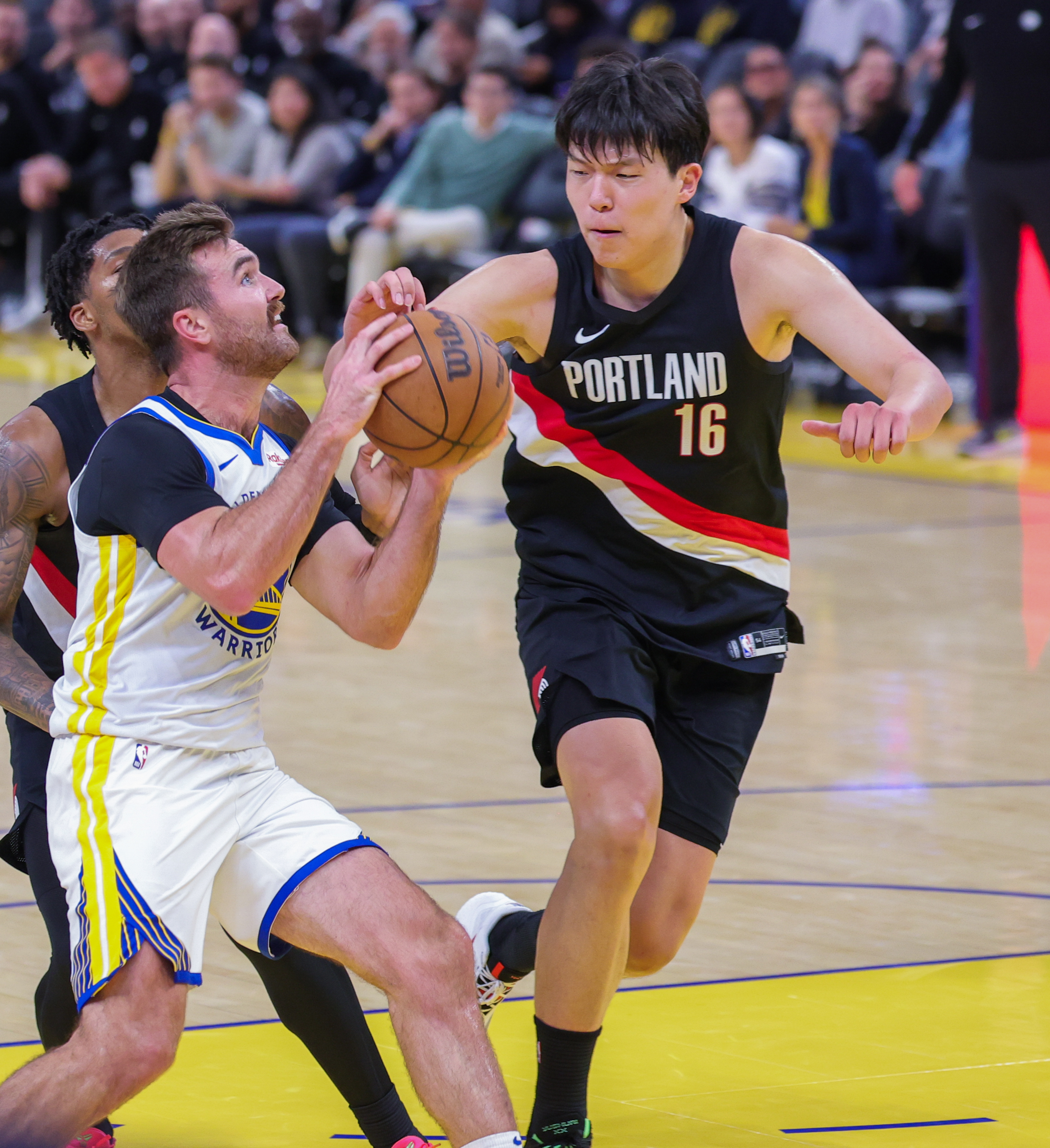 开云体育-转会期金州勇士防线松动：NBA总决赛节点到来，气氛紧张，团队化学反应显著的简单介绍