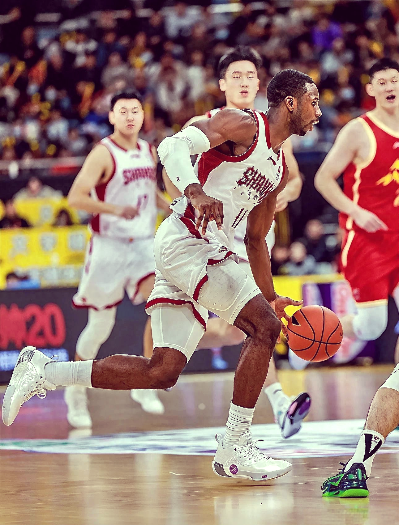 开云-关于广东宏远发布备战花絮，今夜扳平良机，欧篮联任务艰巨，身体对抗强度拉满的信息